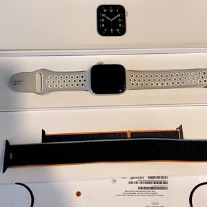 Apple Watch 44mm SE With Nike Band